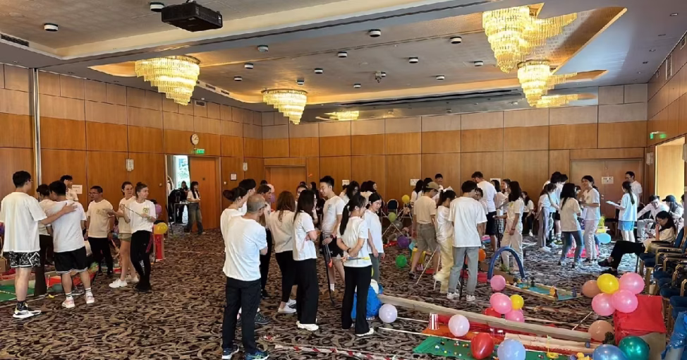 Echipă proiectând și executând un teren la Mini Golf, un joc de constructie team building.