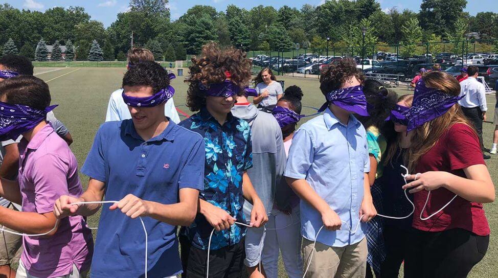 blindfold o activitate de team building, yes academy