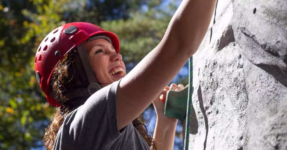 Colegi susținându-se la Alpinism, o activitate team building de incredere outdoor.