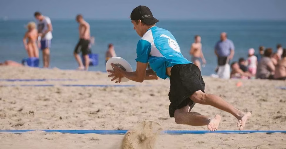 Echipă relaxându-se la Frisbee Golf, un joc de precizie team building outdoor.