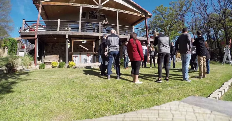 Grup de participanți jucând Swoosh, un joc de energizare team building în cerc.