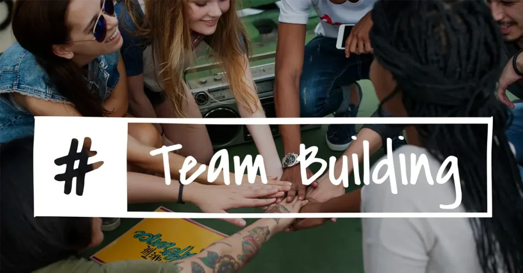 Activități de team building pentru motivarea angajaților cu yes academy imagine cu hastag experentiale si echipa fericita