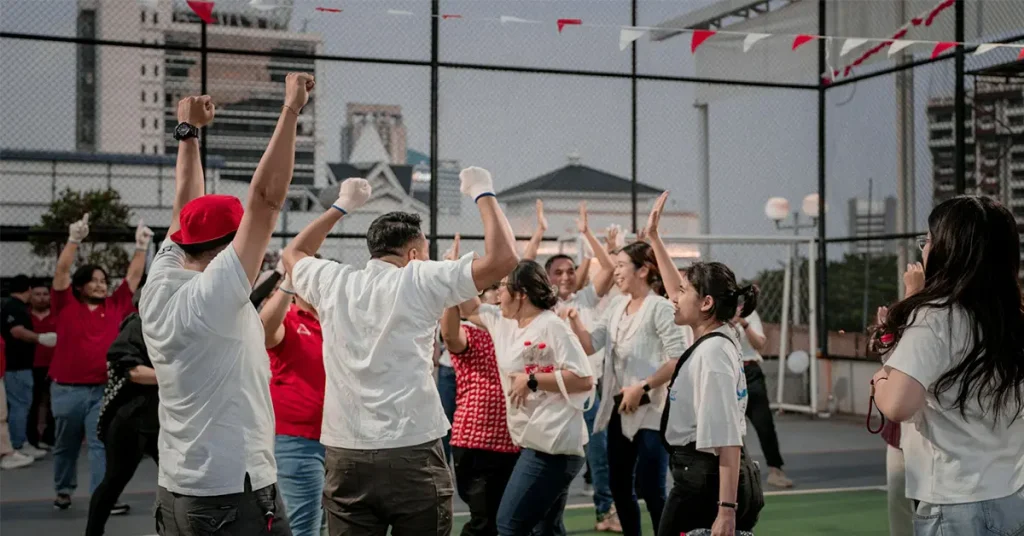 Team Building de o zi București cu yes academy imagine cu echipa la activitati outdoor fericita pentru castig cupa