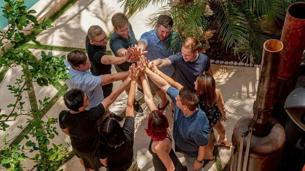 echipa fericita dupa 3 jocuri de team building cu yes academy