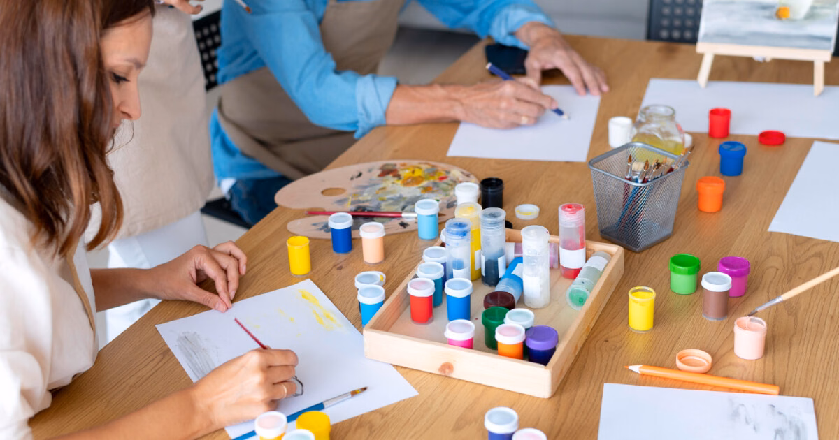 Echipă mândră de tabloul creat la Artist pentru o zi, un atelier de creatie team building.