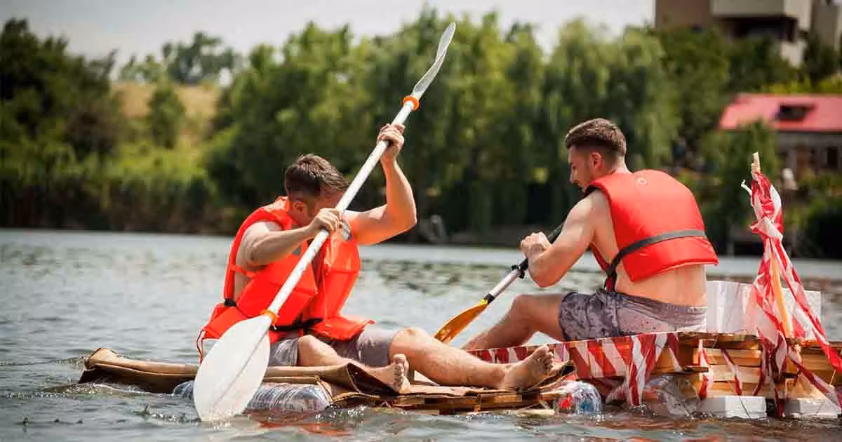 Echipă testând barca la Boat Challenge, o provocare pe apa team building.