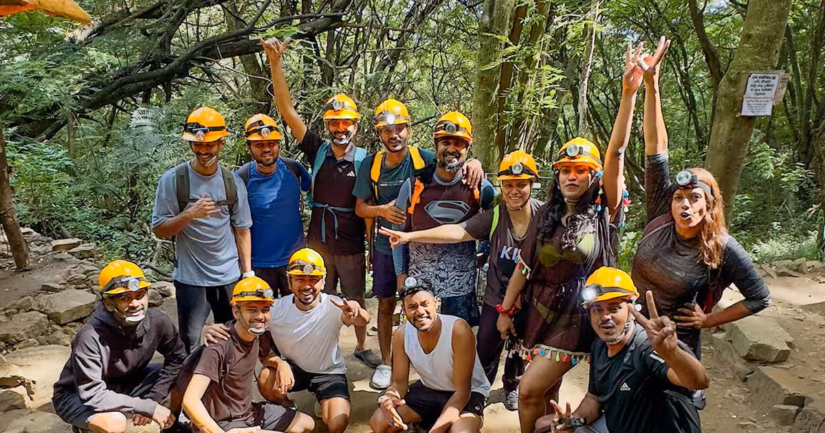 Echipă depășind un obstacol la Boot Camp, o activitate de rezilienta team building outdoor.