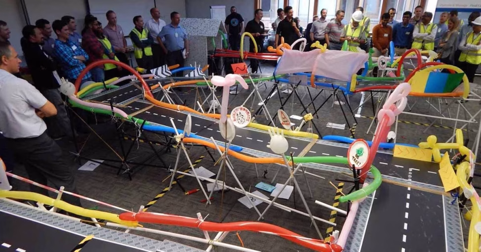 Colegi unind secțiunile la Bridge, o activitate de constructie team building.