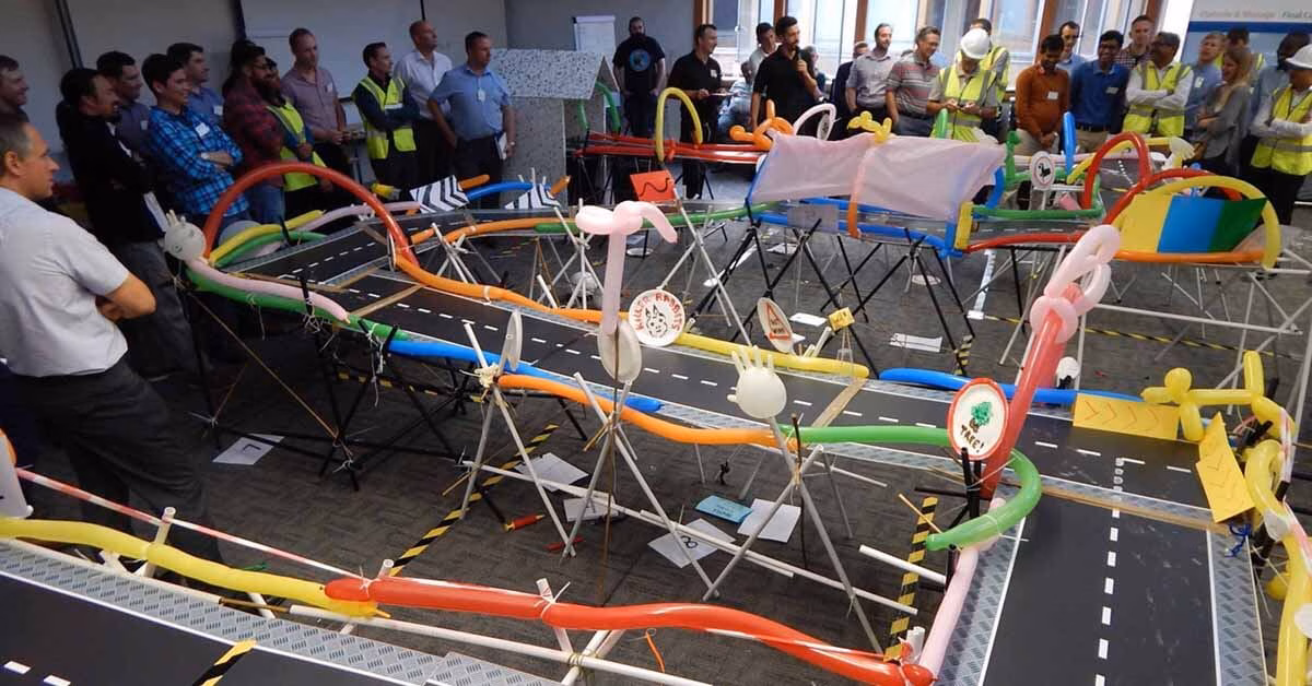 Colegi unind secțiunile la Bridge, o activitate de constructie team building.