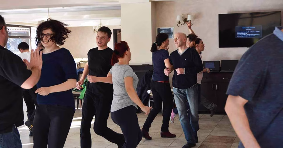 Echipă învățând pași la Dansează, un atelier de dans team building.