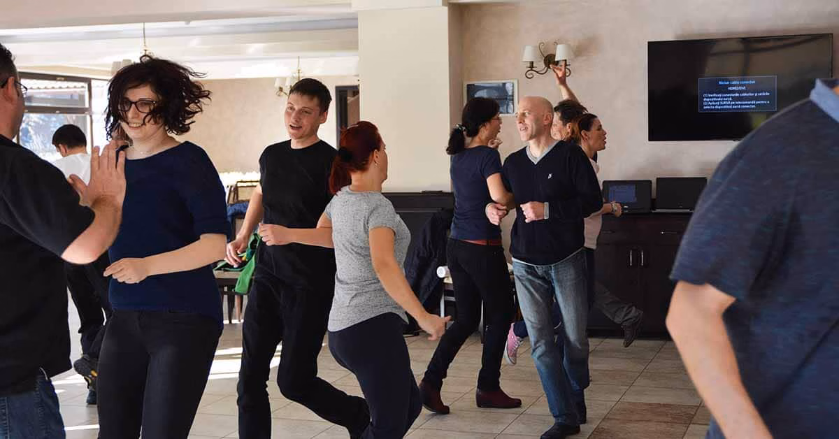 Echipă învățând pași la Dansează, un atelier de dans team building.