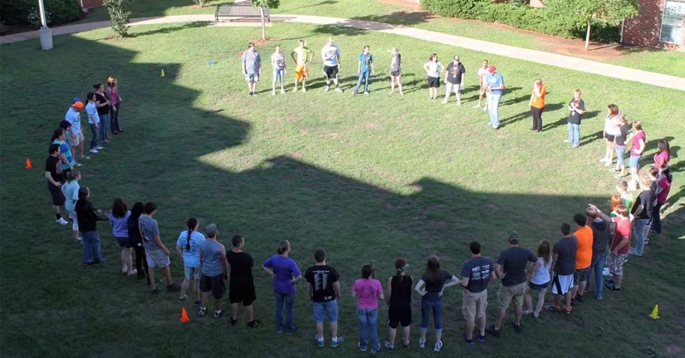 Participanți alergând la munte în timpul Dutch Lions, un joc de miscare team building outdoor.