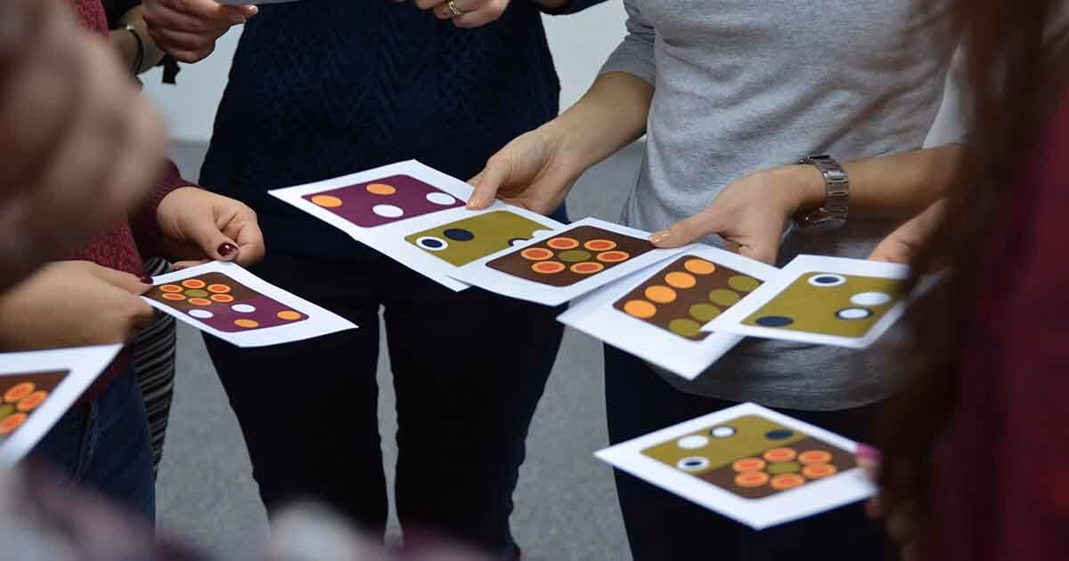 Participant alegând o imagine la Emotion Cards, un exercitiu de inteligenta emotionala team building.