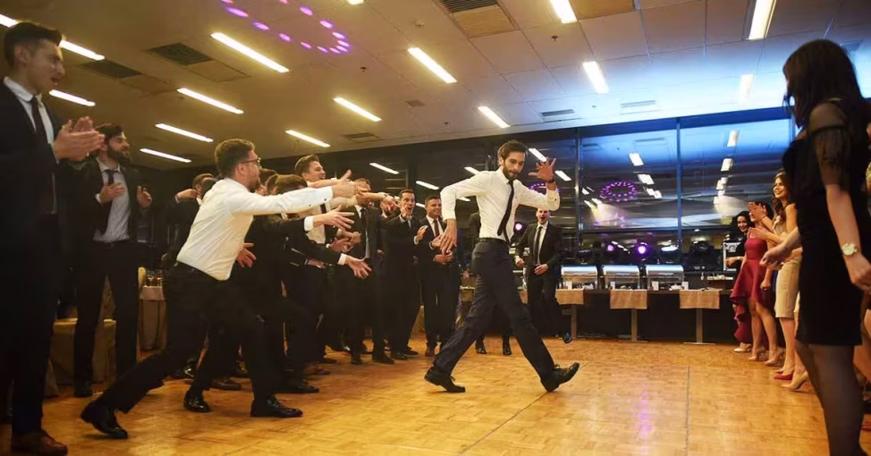 Grup uriaș dansând la Flashmob, o activitate de sincronizare team building.