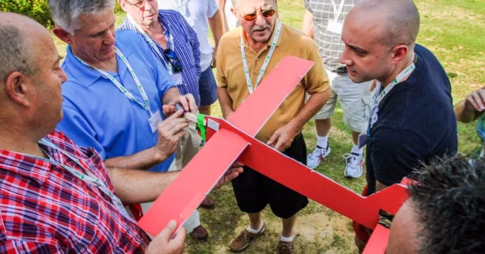 Echipă testând proiectul la Fly, o provocare de zbor team building outdoor.