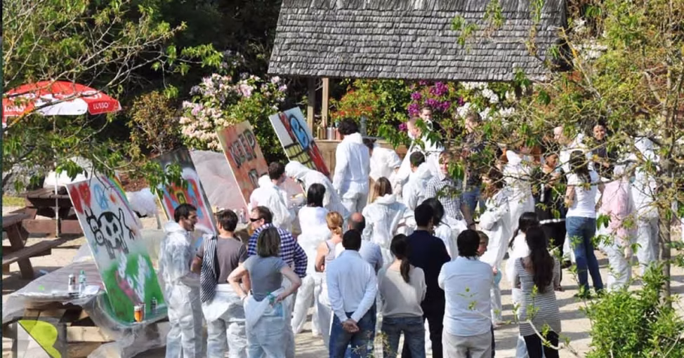 Echipă participând la Graffiti, un atelier creativ team building organizat de Yes Academy.
