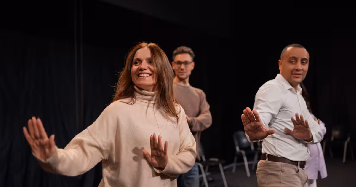 Colegi râzând și interacționând la Improvizatia, un atelier de spontaneitate team building.