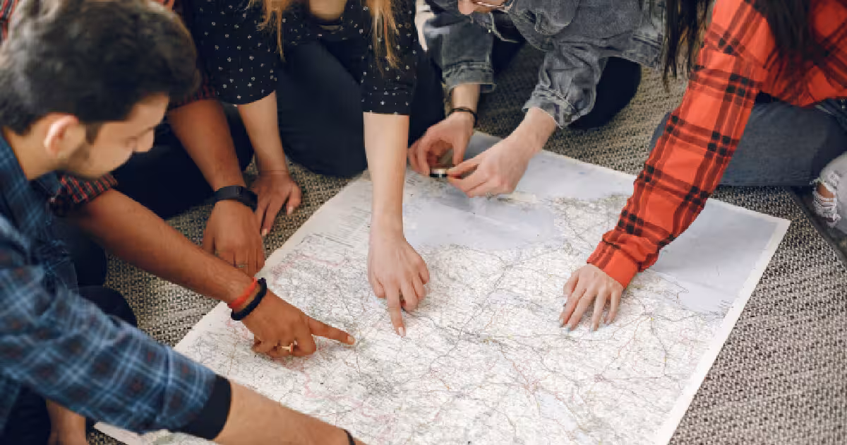 Agenți descifrând coduri la Misiune Secreta, un joc de strategie team building.
