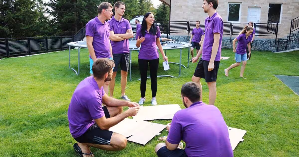 Echipe asamblând structuri din carton la Orașul Medieval, un atelier de constructie team building.