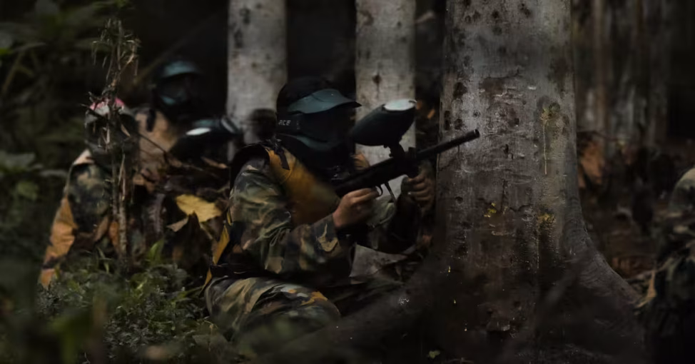 Jucători echipați tactic la Paintball, o activitate de adrenalina team building.