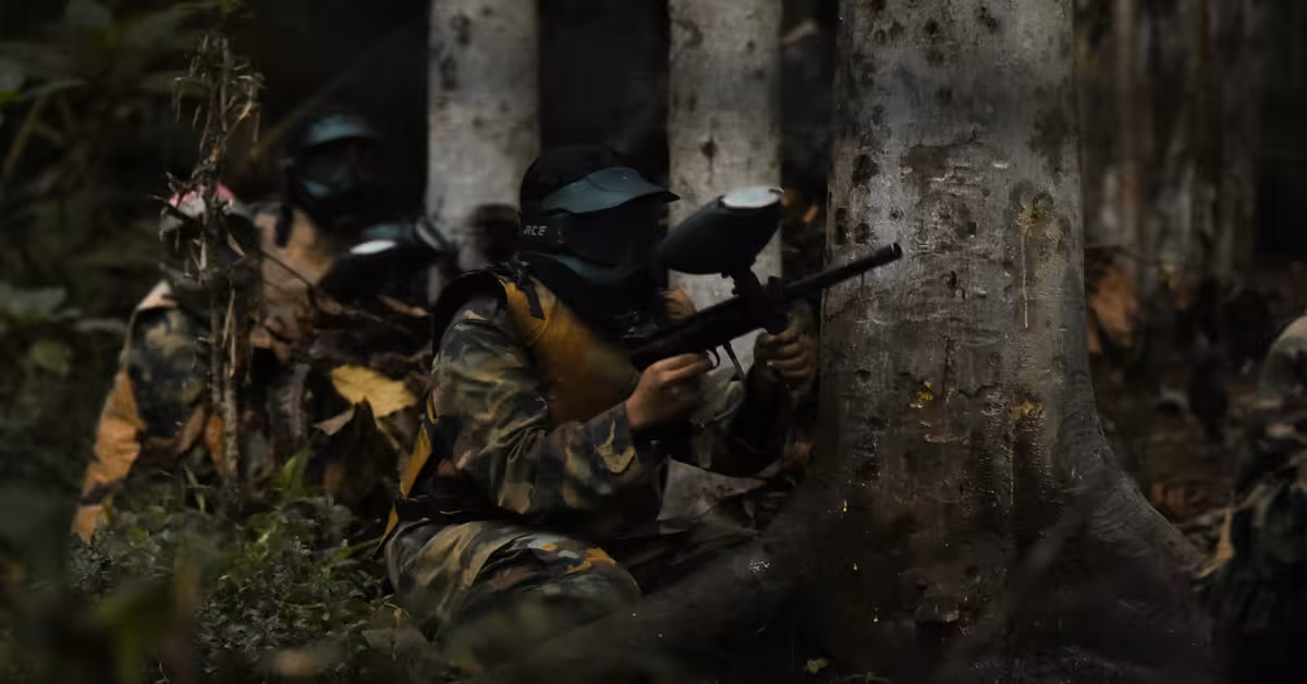 Jucători echipați tactic la Paintball, o activitate de adrenalina team building.