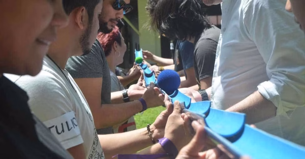 Echipă colaborând la Pipeline, un exercitiu de sincronizare team building organizat de Yes Academy.