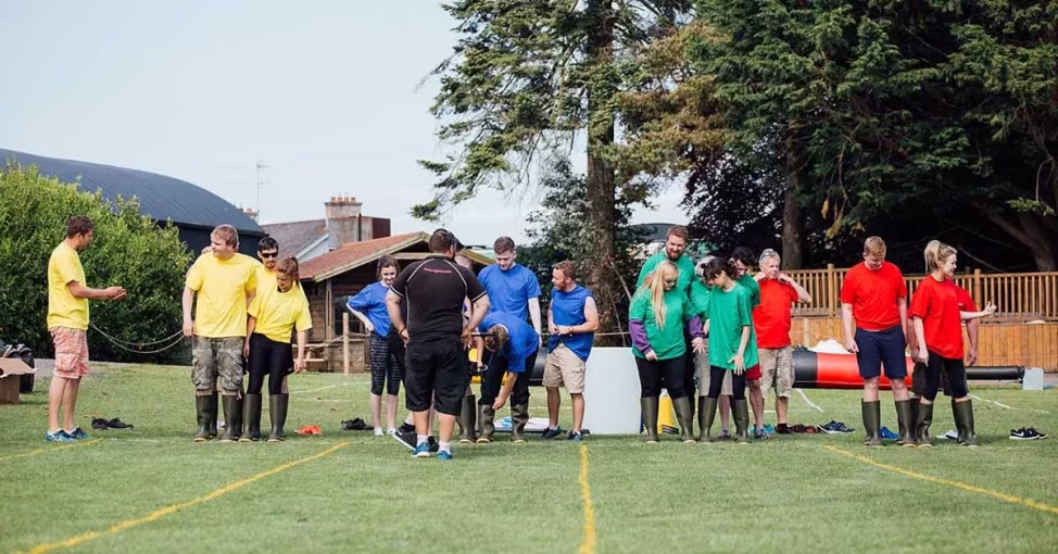Grup de participanți jucând Steal It, un joc de agilitate team building