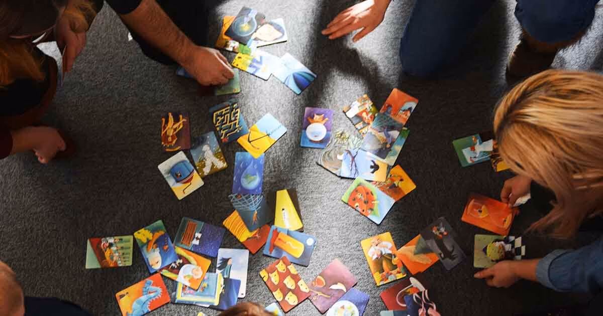 Colegi construind o narațiune la Storyteller, un atelier de comunicare team building.