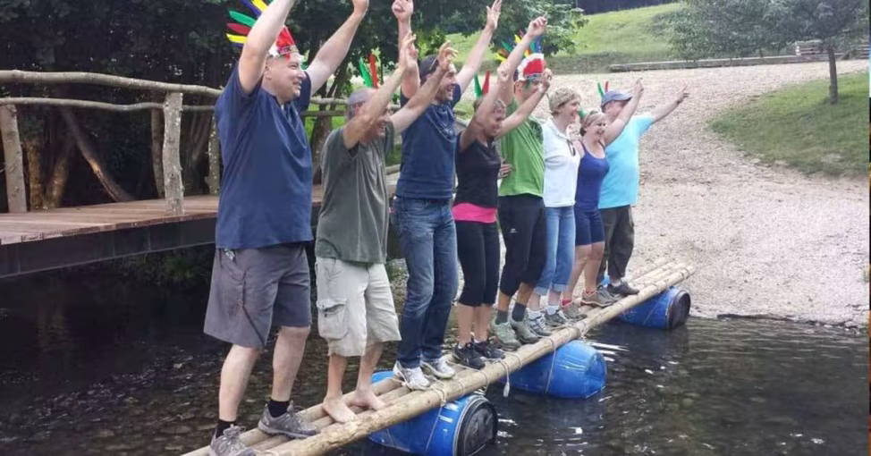 Echipă construind un cort la Tabăra Indienilor, o activitate de coeziune team building outdoor.