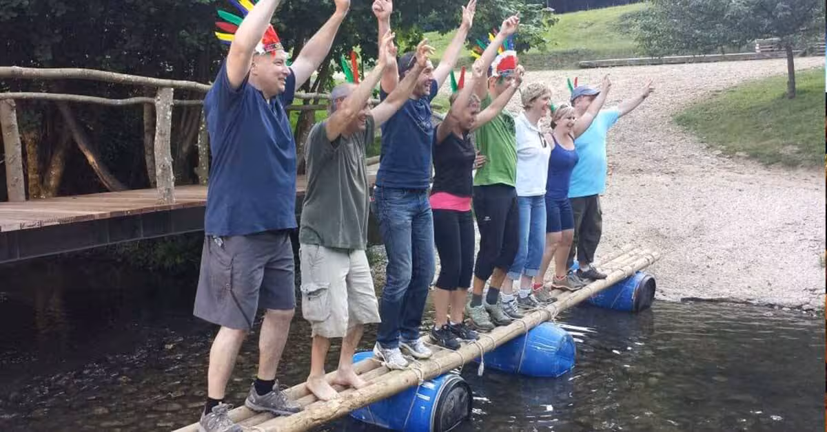Echipă construind un cort la Tabăra Indienilor, o activitate de coeziune team building outdoor.
