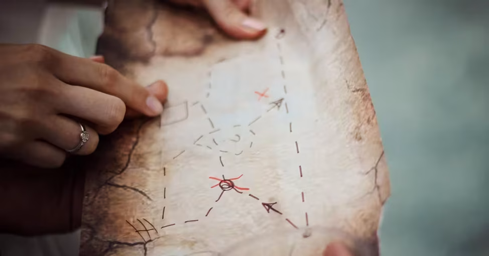 Echipă fericită cu o hartă la Treasure Hunt Urban, un joc de explorare team building.
