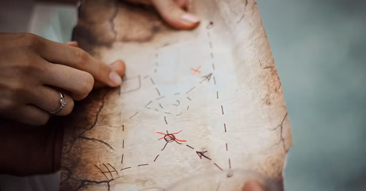 Echipă fericită cu o hartă la Treasure Hunt Urban, un joc de explorare team building.