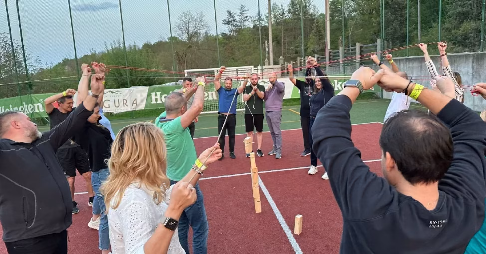 Echipă manevrând corzile la Turnul Comunicării, un exercitiu de strategie team building.